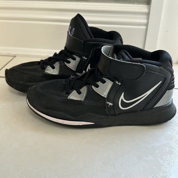 Nike Kyrie Infinity Basketball Shoe (little kids / preschool ) - Picture 2 of 12